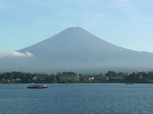 河口湖。巨大な富士山が雲で隠れず見えるのは珍しいって。タイミング良すぎ！
