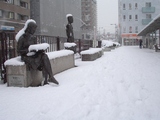 駅前の彫刻「出会い」も雪化粧。